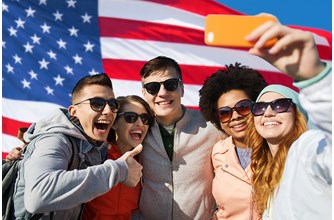 studenter foran det amerikanske flagget.jpg
